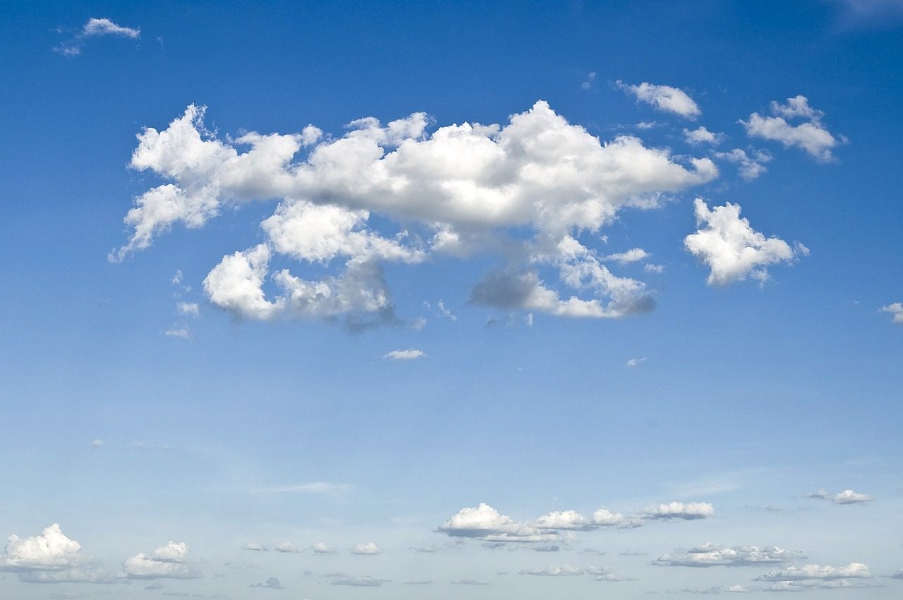 Weiße Wolken am blauen Himmel