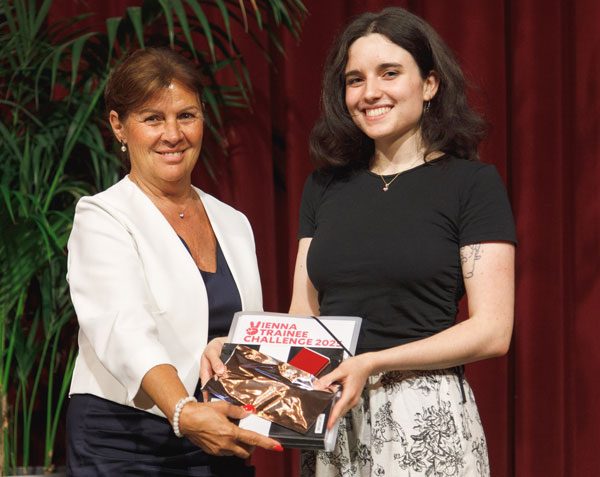 Ariane Helldorff bei der Übergabe auf der Bühne der Vienna Trainee Challenge 2025